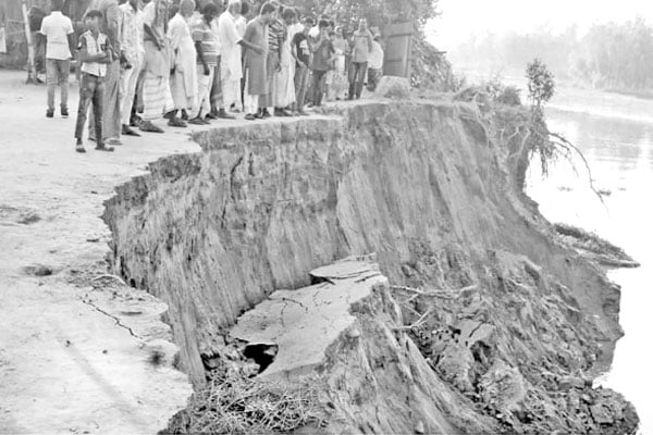 নদীভাঙনে বিলীন সড়ক ও বসতঘর