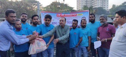 উত্তরায় আগুনে পুড়ে ক্ষতিগ্রস্ত পরিবারের মাঝে খাদ্যসামগ্রী বিতরণ