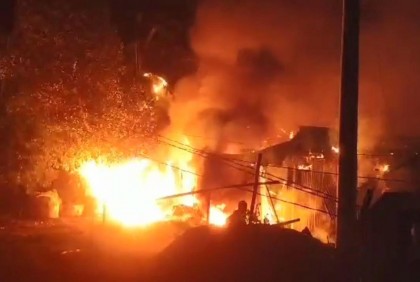 লক্ষ্মীপুরে অগ্নিকাণ্ডে ১০ দোকান পুড়ে ছাই 

