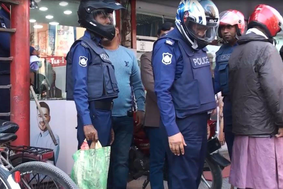 চাঁপাইনবাবগঞ্জে ককটেল উদ্ধার, আটক ২