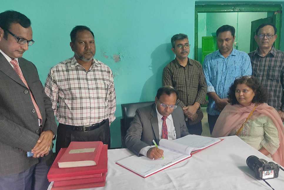 সুচিত্রা সেনের পৈতৃক বাড়ি পরিদর্শনে ভারতের সহকারী হাইকমিশনার