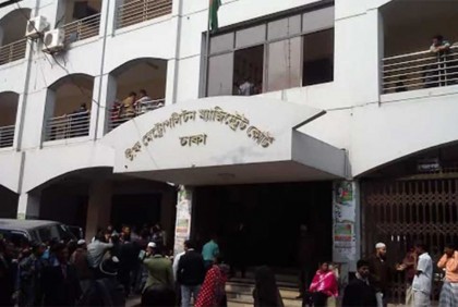 আদালত চত্বরে নিরাপত্তা জোরদারে পুলিশের জন্য বুলেটপ্রুফ জ্যাকেট-হেলমেট

