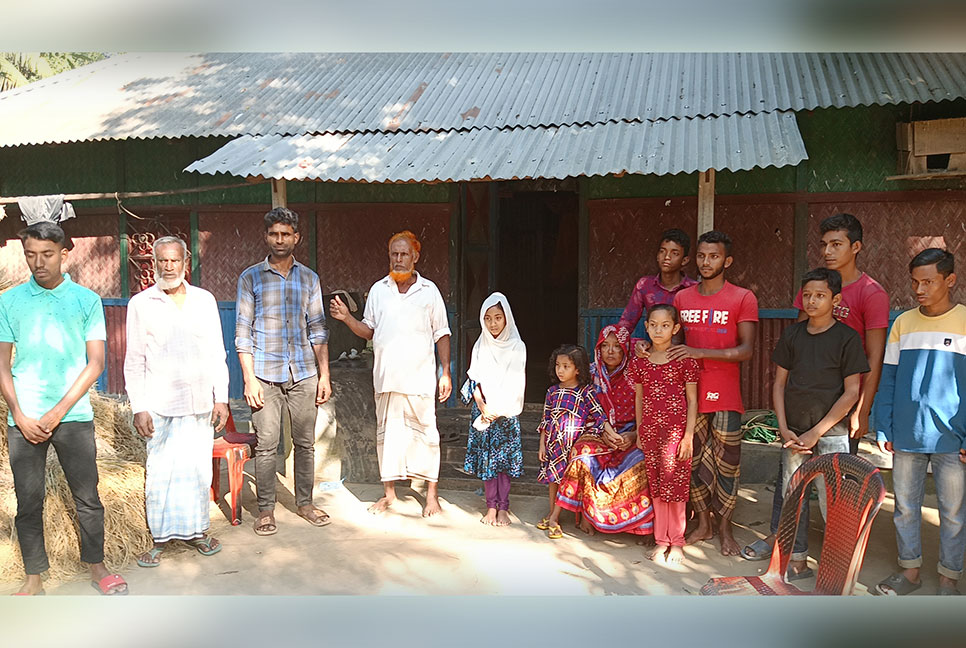 
কাঁটাতারের বেড়ার দিকে তাকিয়ে আছে মেজবাহর পরিবার