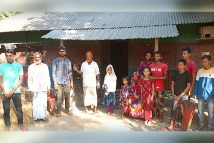
কাঁটাতারের বেড়ার দিকে তাকিয়ে আছে মেজবাহর পরিবার