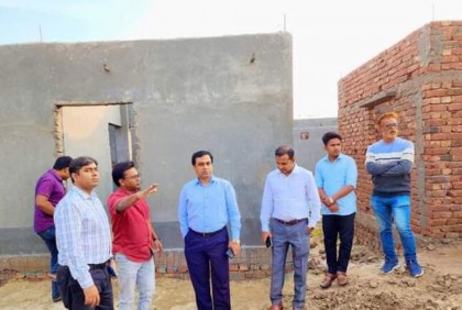 সিংড়ায় পল্লী নিবাস পরিদর্শনে নাটোরের ডিসি