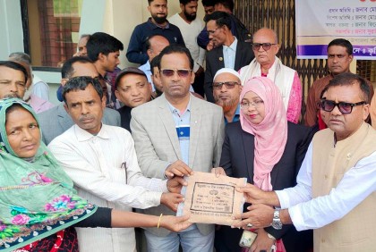 বাগাতিপাড়ায় কৃষি প্রণোদনা বিতরণ