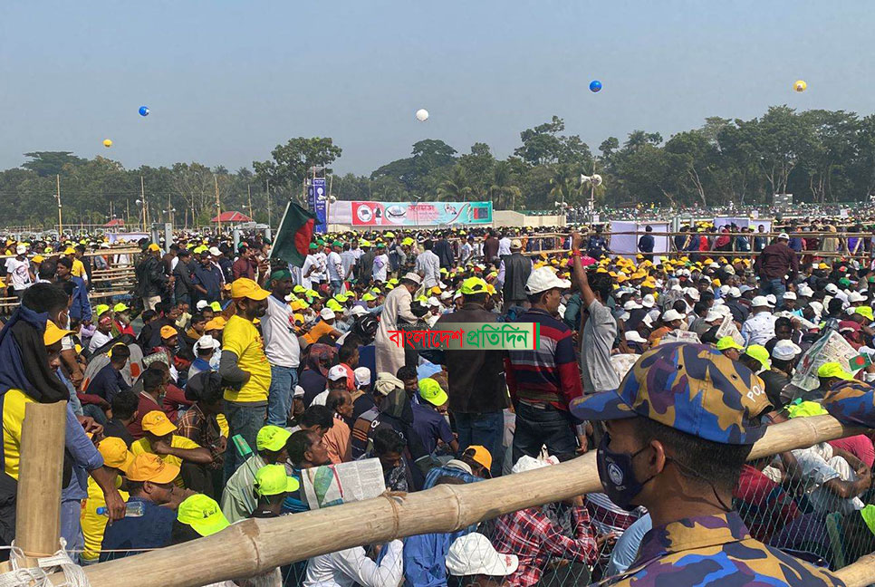 প্রধানমন্ত্রীর জনসভা: কানায় কানায় পূর্ণ স্টেডিয়াম মাঠ