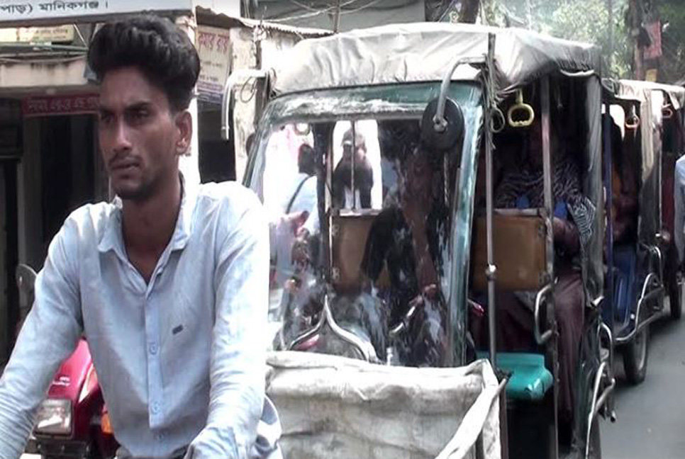 মানিকগঞ্জ খালপার ব্রীজে চরম ভোগান্তি 