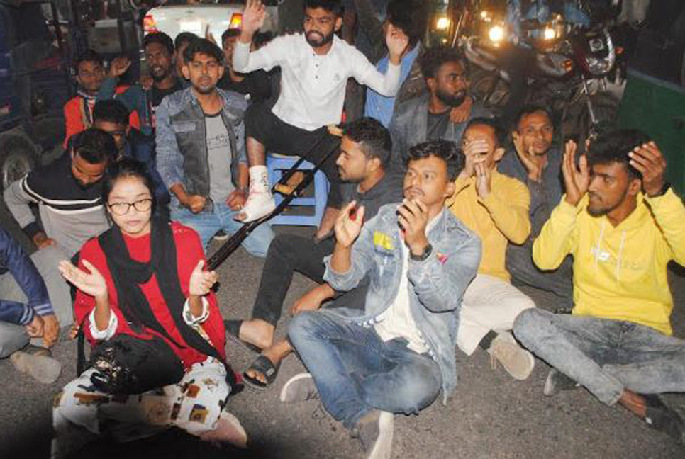 বরিশালে ছাত্রদলের বিক্ষোভ, সড়ক অবরোধ