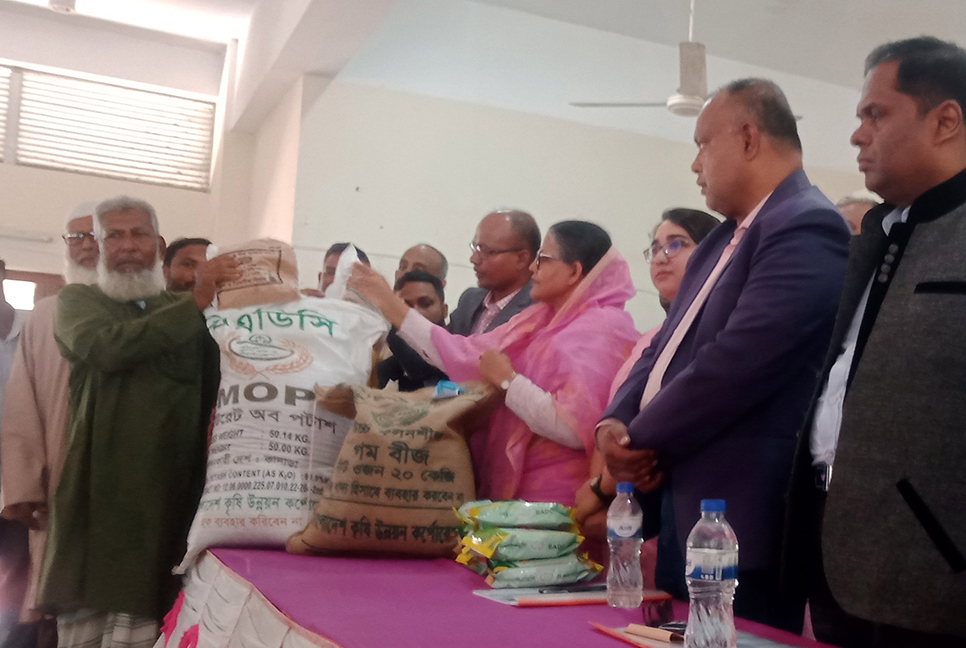 বগুড়ায় কৃষকের মাঝে বীজ ও সার বিতরণ  