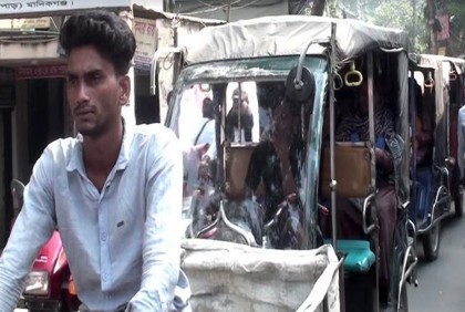 মানিকগঞ্জ খালপার ব্রীজে চরম ভোগান্তি 