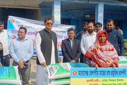 কুমারখালীতে নারীদের স্বাবলম্বী করতে বিভিন্ন উপকরণ বিতরণ

