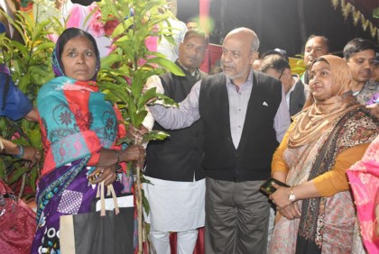 বালিয়াকান্দির আশ্রয়ণ প্রকল্পের বাসিন্দাদের মধ্যে গাছের চারা বিতরণ