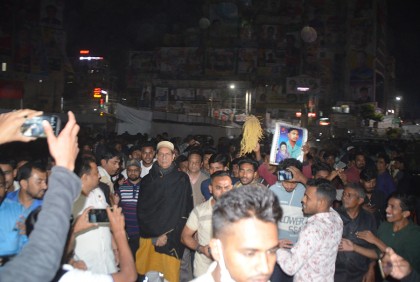 লোকে লোকারণ্য কুমিল্লা টাউনহল মাঠ, মিছিল গানে কাটছে সময় 