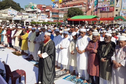 কুমিল্লা টাউনহল মাঠ ও ঈদগাহে বিএনপি নেতাকর্মীদের জুমার নামাজ আদায় (ভিডিও)