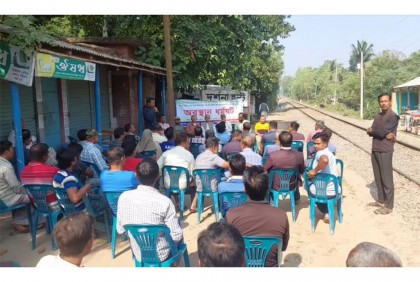 চুয়াডাঙ্গায় ট্রেনের যাত্রাবিরতির দাবিতে অবস্থান ধর্মঘট