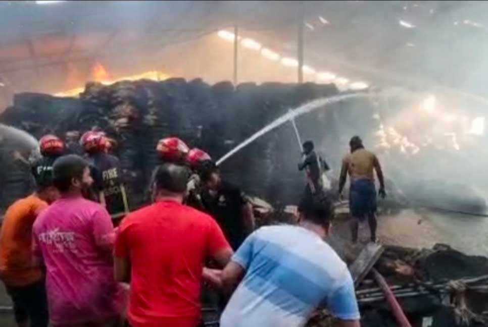 শার্শায় জুটমিলে আগুন

