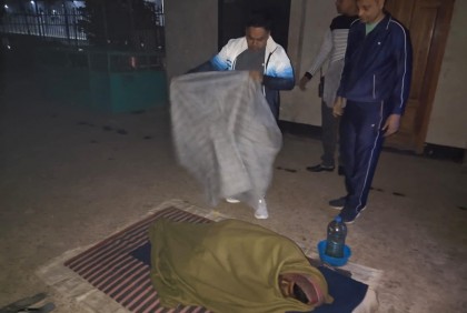 ভাসমান শীতার্তদের মাঝে পুলিশের কম্বল বিতরণ 