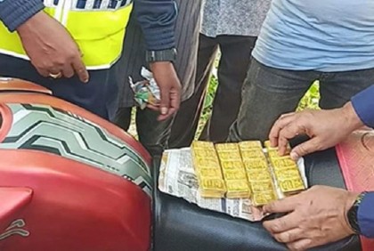বাস থেকে ৬৩৭ ভরি স্বর্ণসহ আটক ১২ 
