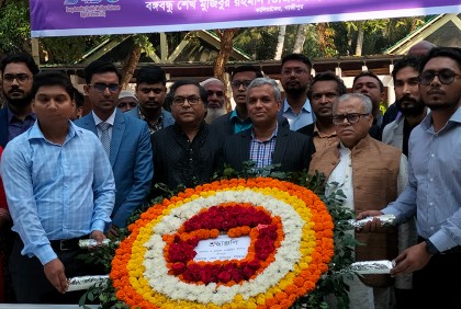 বঙ্গবন্ধুর প্রতিকৃতিতে ডিজিটাল ইউনিভার্সিটির নতুন ভিসির শ্রদ্ধা