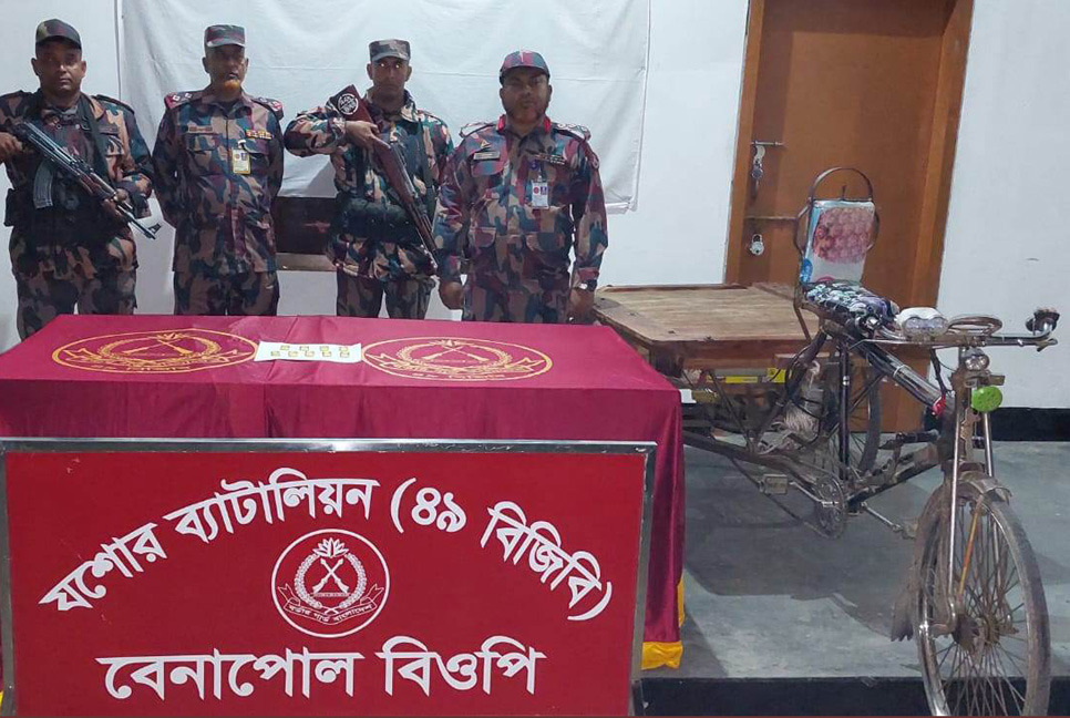 ভ্যানে বিশেষ কায়দায় ঢেকে রাখা ছিল ৯৩ লাখ ৫০ হাজার টাকার স্বর্ণ 
