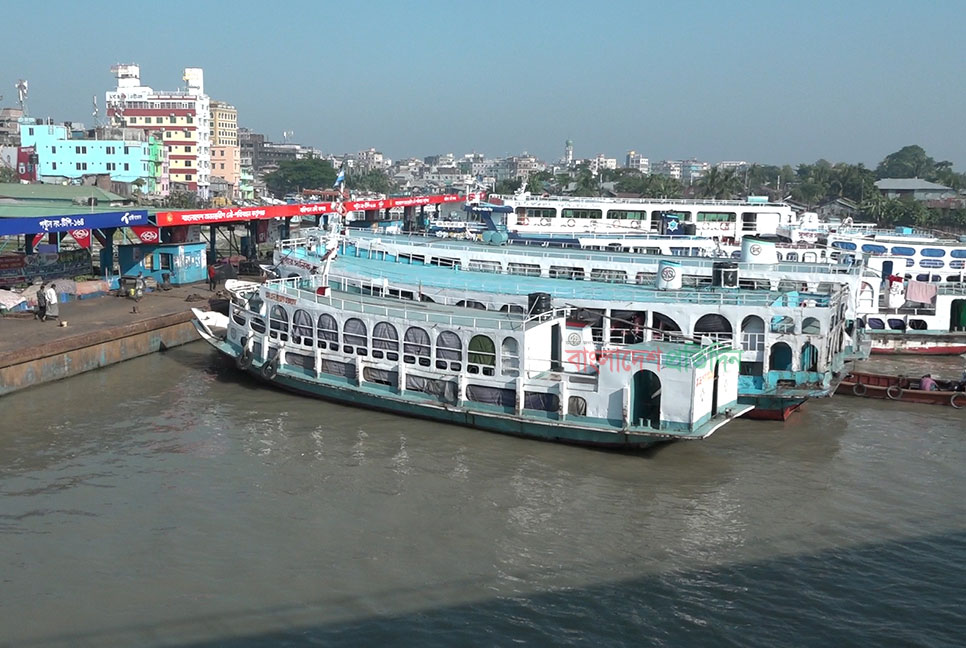 নৌযান শ্রমিকদের ধর্মঘটে যাত্রীদের দুর্ভোগ, পণ্য পরিবহনও বন্ধ