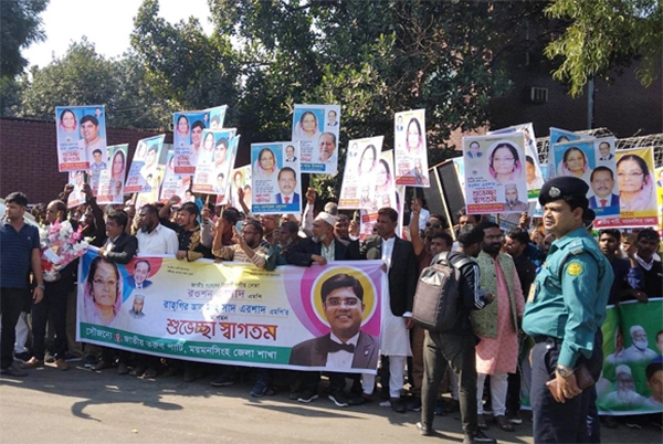 রওশন এরশাদকে স্বাগত জানাতে বিমানবন্দরে জাপা নেতাকর্মীদের ভিড়