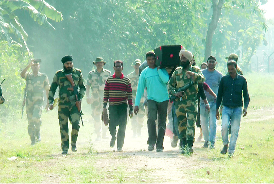মুজিবনগর সীমান্তের শূন্য রেখায় ভারতীয় নাগরিকের লাশ দেখল স্বজনরা 