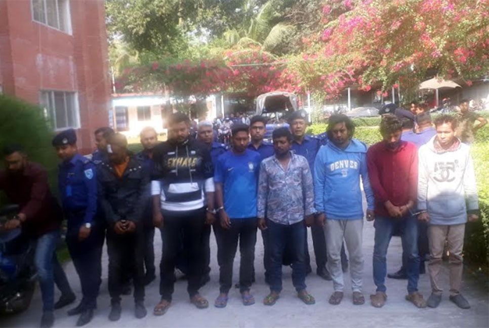 দিনাজপুরে ছিনতাই যাওয়া টাকা 
উদ্ধারসহ ৮ জন গ্রেফতার