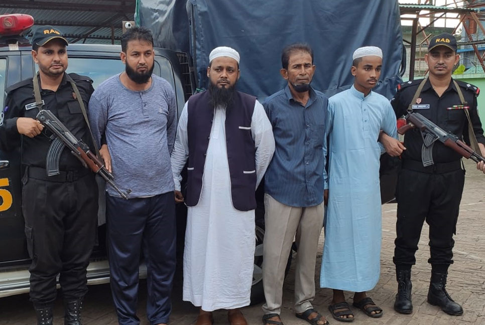 টেকনাফে টমটম চালক হত্যা মামলার মূলহোতাসহ গ্রেফতার ৪