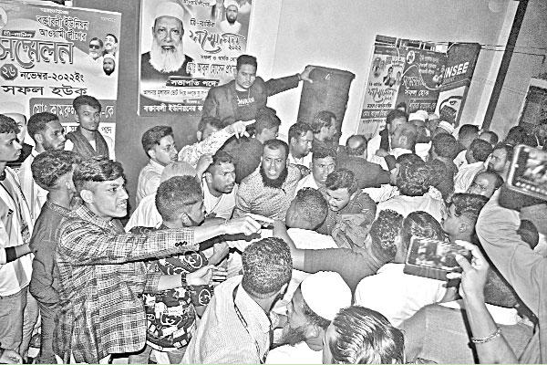 ফতুল্লায় আওয়ামী লীগের দুই পক্ষের মারামারিতে সম্মেলন স্থগিত