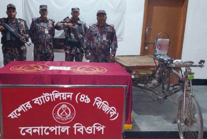 ভ্যানে বিশেষ কায়দায় ঢেকে রাখা ছিল ৯৩ লাখ ৫০ হাজার টাকার স্বর্ণ 
