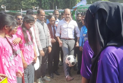 মাঠে নেমে ‘ফুটবল নৈপুণ্য’ দেখালেন মেয়র আতিক

