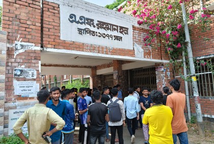 চবির এফ রহমান হলের গেটে শিক্ষার্থীদের তালা