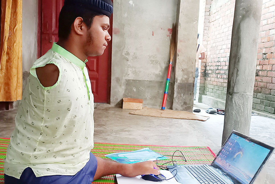 পা দিয়ে লিখে পাস করলো রাসেল মৃধা