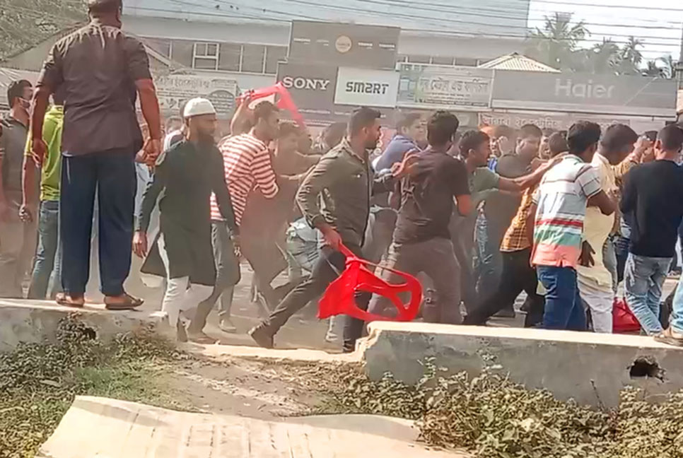 নোয়াখালীতে দুই পক্ষের সংঘর্ষ, চেয়ারম্যানসহ আহত ১৩