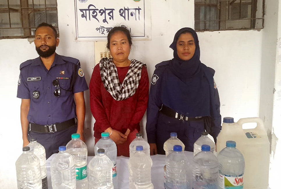 কুয়াকাটায় ৩৪ লিটার চোলাই মদসহ নারী গ্রেফতার