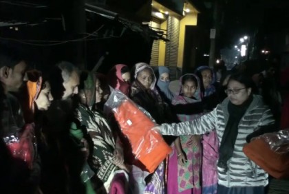 গোপালগঞ্জে শীতার্তদের মাঝে পুলিশের কম্বল বিতরণ
