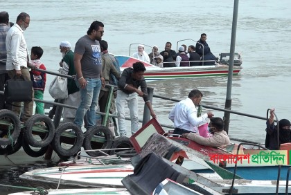 নৌযান শ্রমিক ধর্মঘটের দ্বিতীয় দিনে যাত্রীদের দুর্ভোগ চরমে