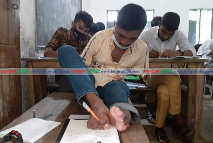 কুড়িগ্রামে পায়ের আঙুল দিয়ে লিখে জিপিএ-৫ পেল মানিক