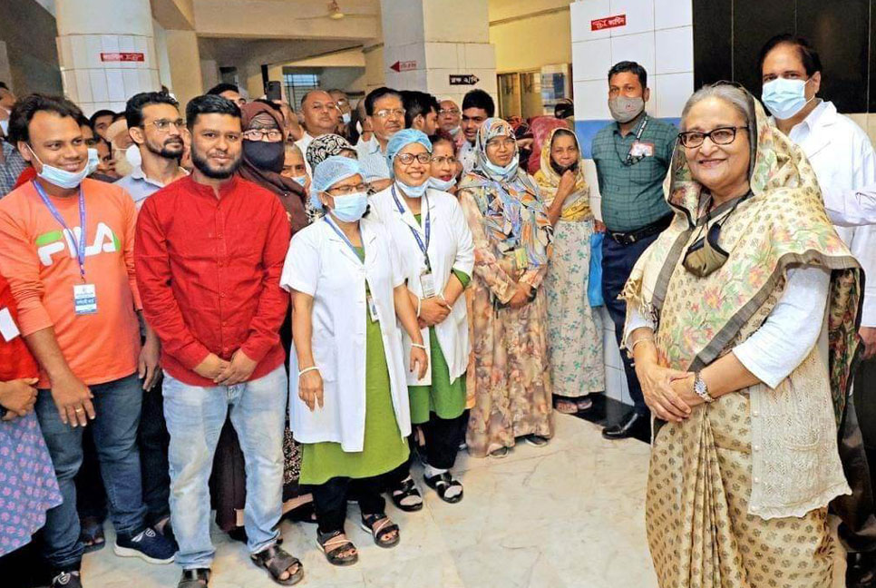 দশ টাকায় টিকিট কেটে চক্ষু পরীক্ষা করালেন প্রধানমন্ত্রী
