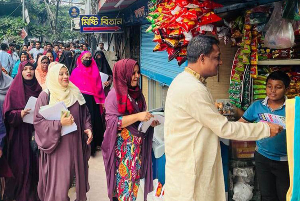 প্রধানমন্ত্রীর চট্টগ্রামের জনসভা ঘিরে লিফলেট বিতরণ 