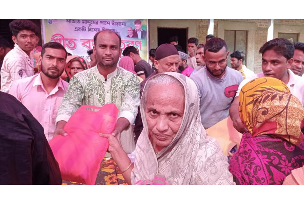 পাংশায় শীতার্ত মানু‌ষের মধ্যে কম্বল বিতরণ