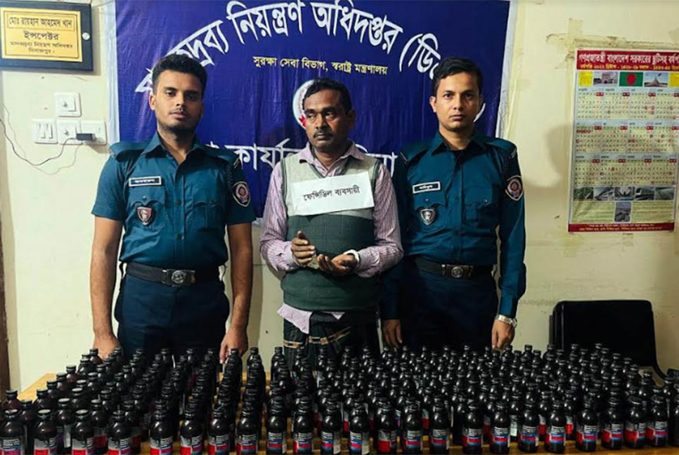 দিনাজপুরে মাদকসহ
সাবেক ইউপি মেম্বার আটক
