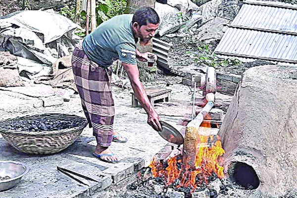 ছাই থেকে স্বর্ণ মেলে চারিগ্রামে
