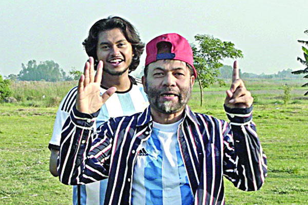 ফুটবল উন্মাদনায় কচি-আরশ