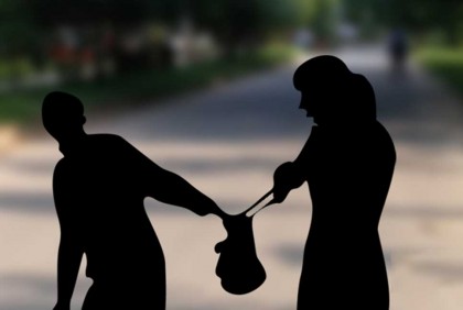 পুরান ঢাকায় বেড়েছে মুঠোফোন ছিনতাই

