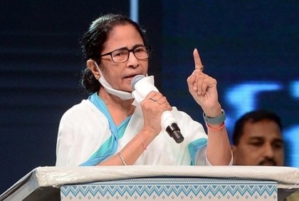 মঞ্চে শীতবস্ত্র না থাকায় ক্ষুব্ধ মমতা, ভাষণ থামিয়ে বসে থাকলেন প্রায় ১৭ মিনিট