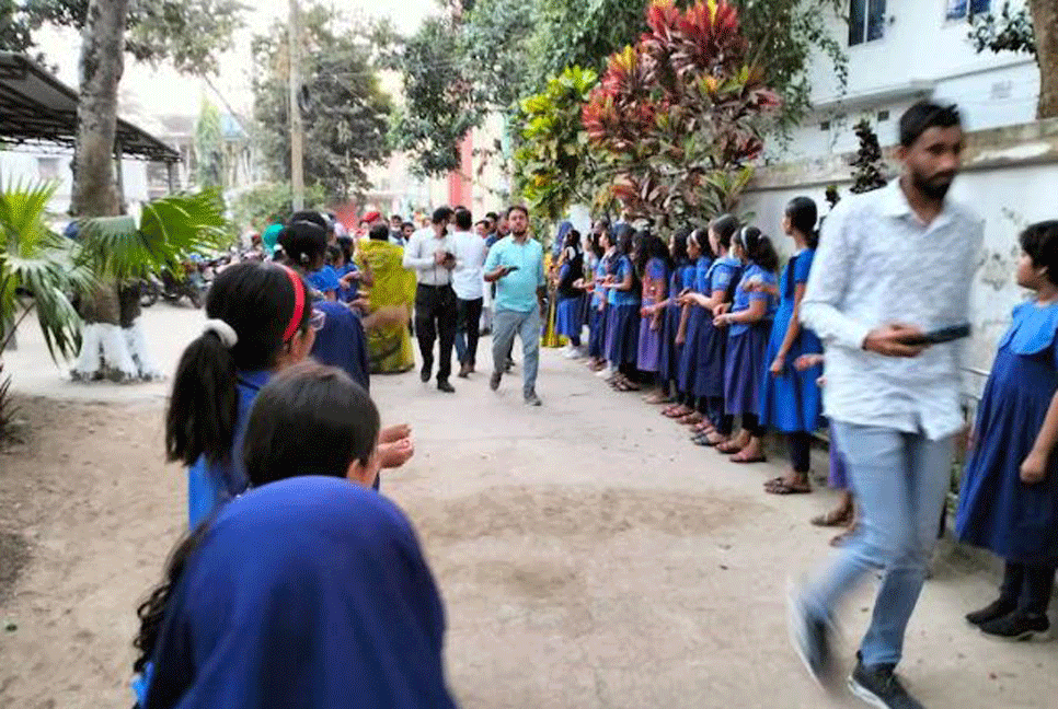 জেলা প্রশাসকের বিদায় সংবর্ধনা, খুদে শিক্ষার্থীরা দাঁড়িয়ে থাকলো ২ ঘণ্টা 