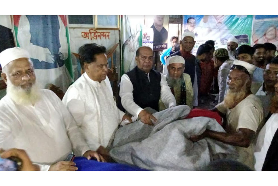 কুয়াকাটায় শীতার্তদের মাঝে কম্বল বিতরণ 